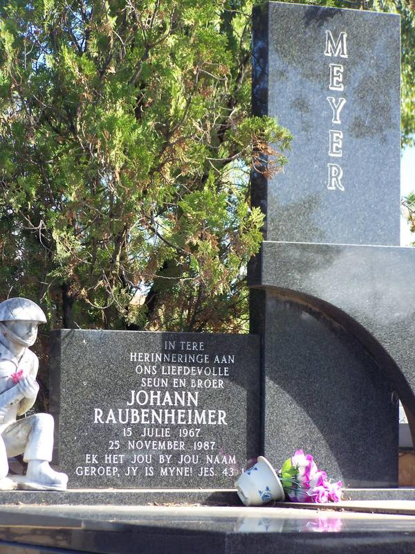 Photo from /search/photos/South Africa/Western Cape/OUDTSHOORN NEW CEMETERY/MEYER_jr.JPG